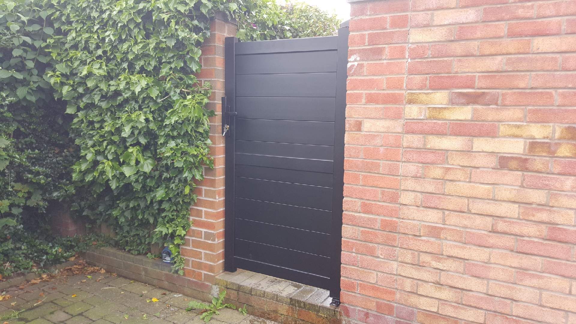 Horizontal board aluminium pedestrian gate