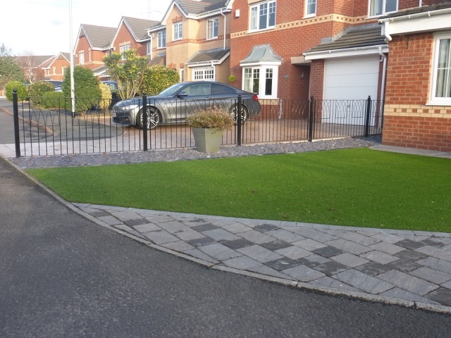 Abbey Metal Garden Fence Panels on a Residential Driveway