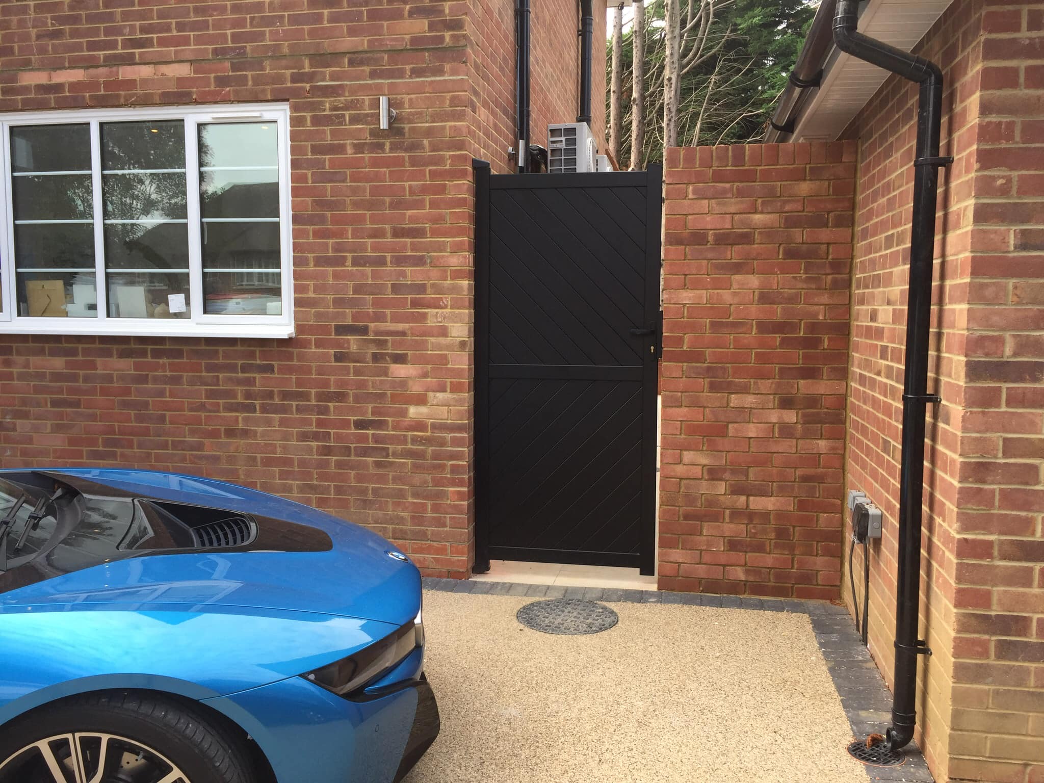 Diagonal board aluminium side gate powder coated black