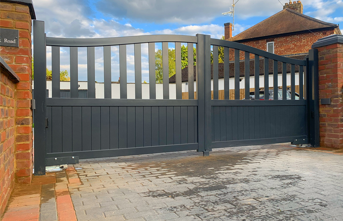 Bell top aluminium driveway gates with open pales