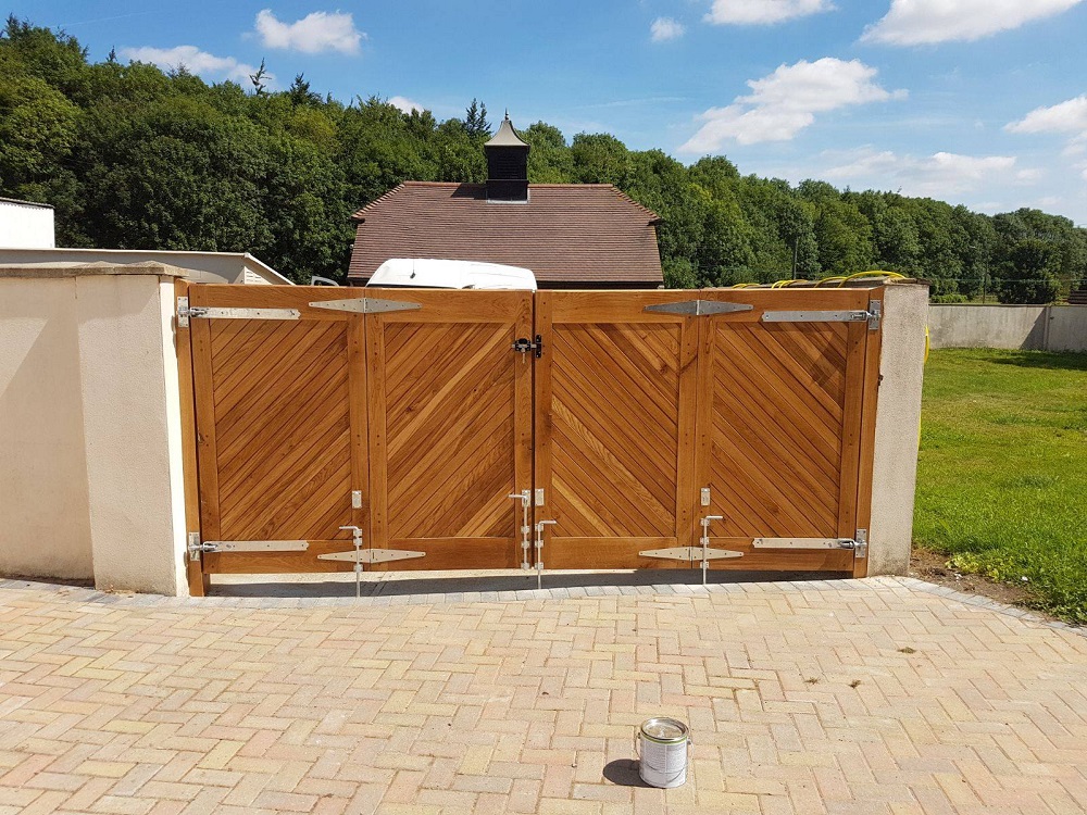 Oak bi folding gates with flat top and diagonal boards