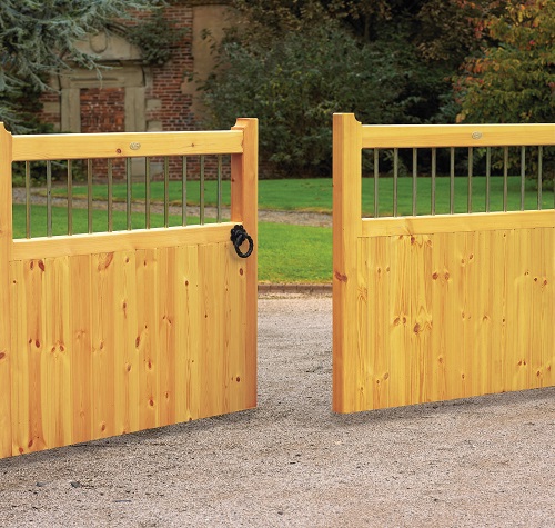 Bordeaux modern double wooden driveway gate design