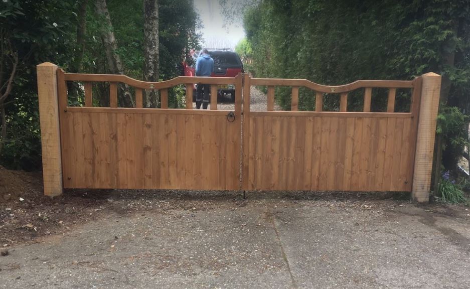 Derbyshire wooden driveway gates and oak posts