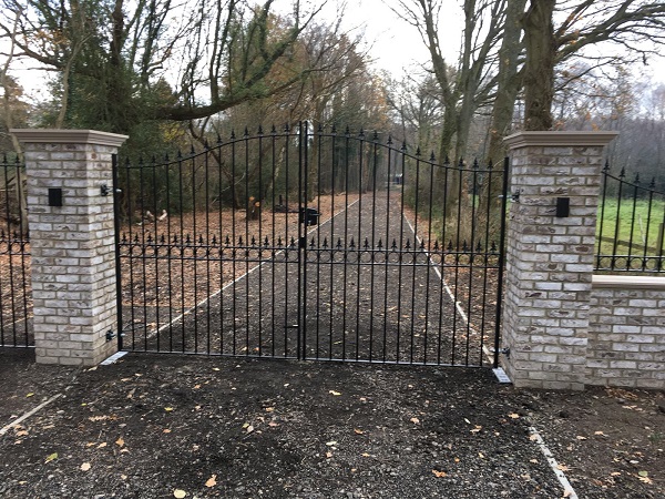 Double metal driveway gates