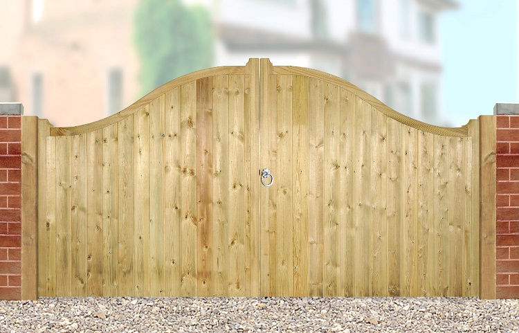 Drayton shaped top wooden driveway gate design