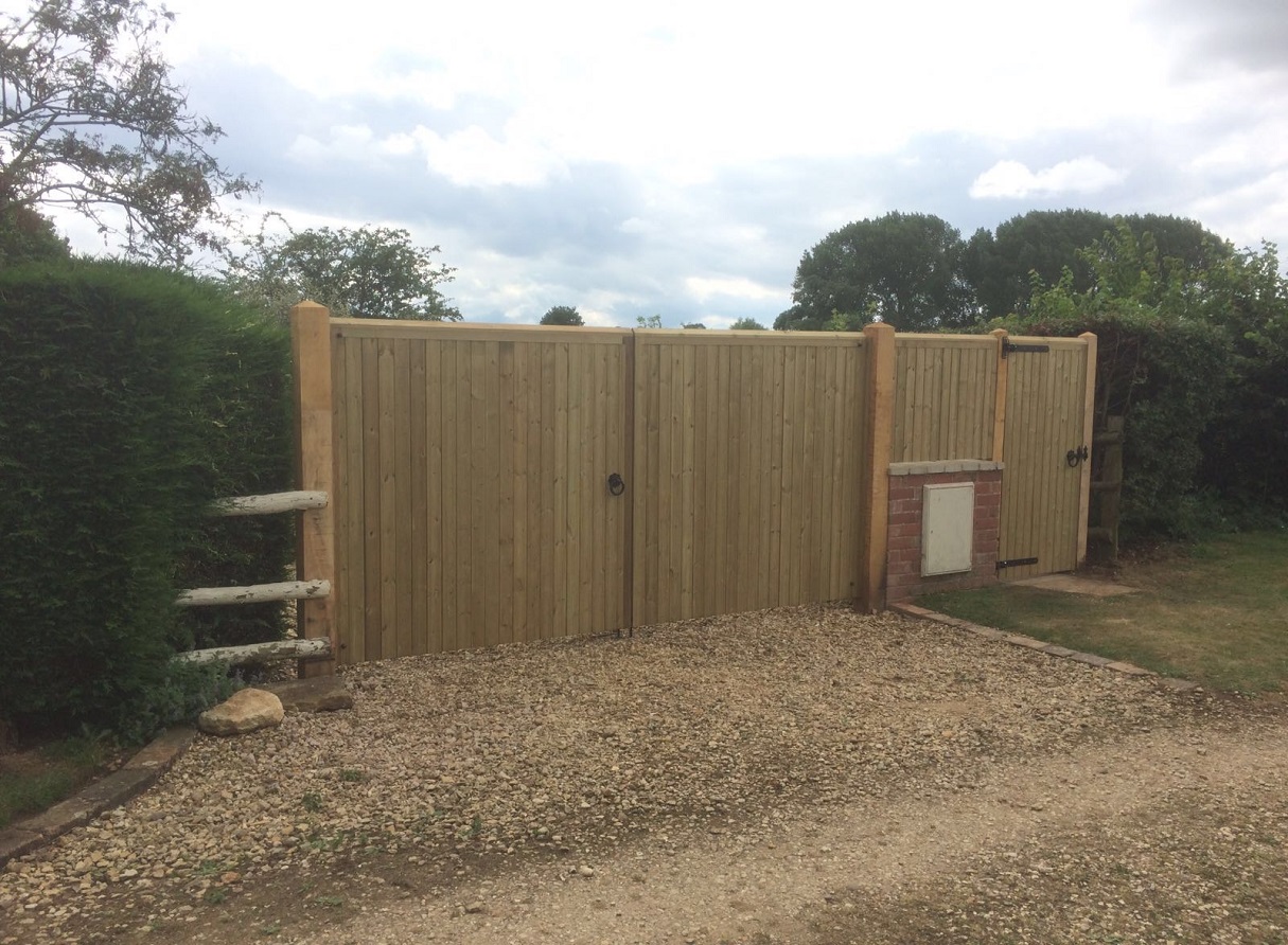 Flat top double wooden driveway gates and matching side gate