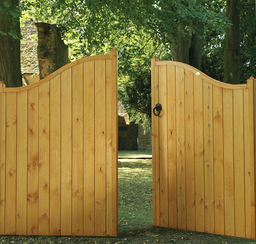 Essex shaped top wooden estate gate design