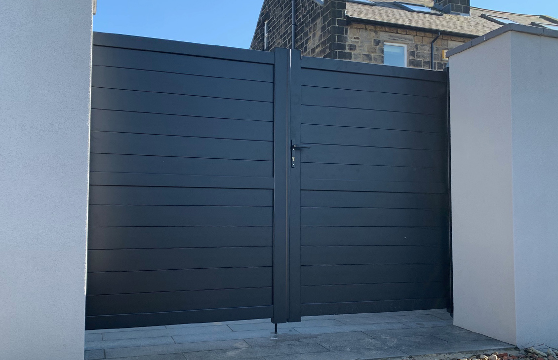 Horizontal infill modern double aluminium driveway gates