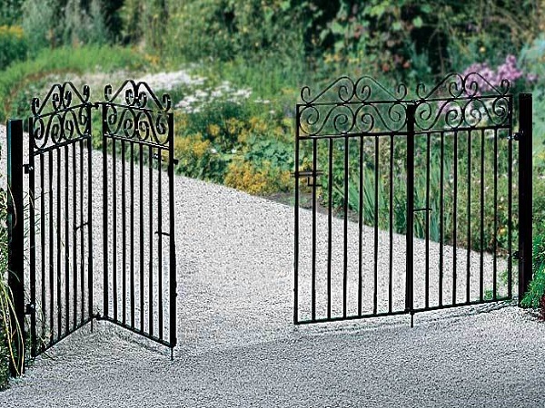 Marlborough bi folding driveway gates