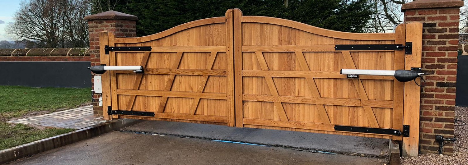 Rear face of oak hardwood double gates