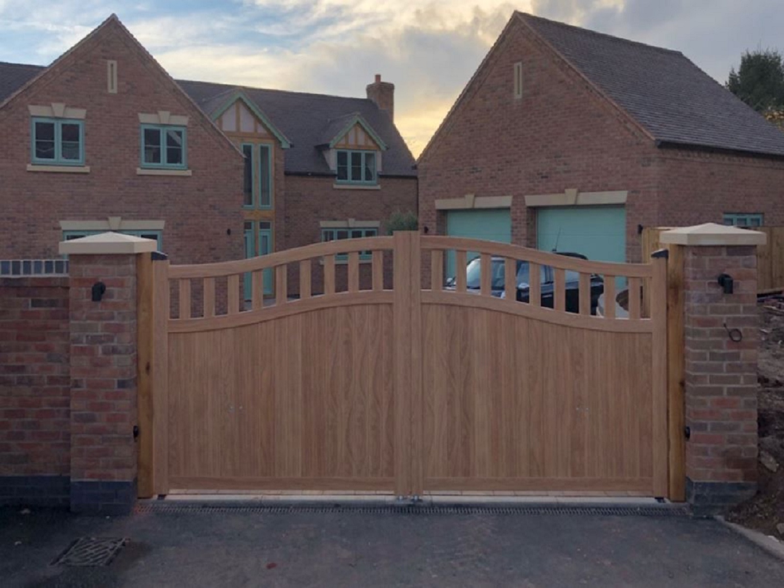 Woodgrain effect double aluminium driveway gates